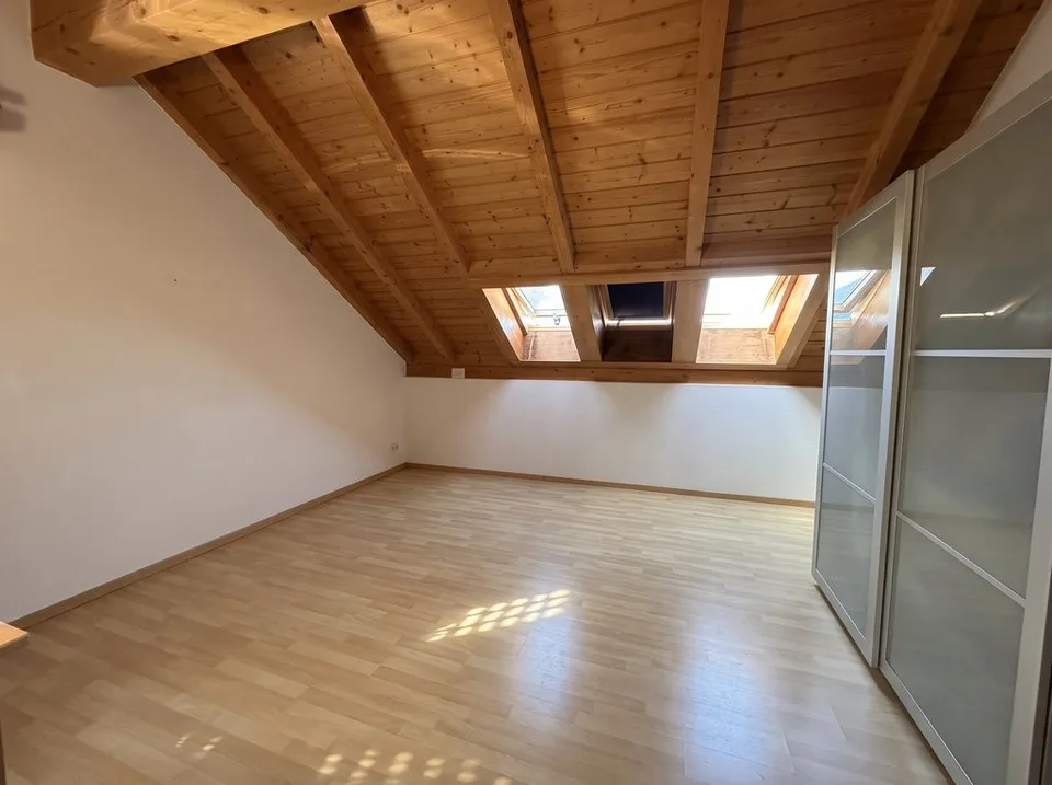 Arriver et se sentir chez soi : appartement mansardé de 3,5 pièces lumineux à Felsberg