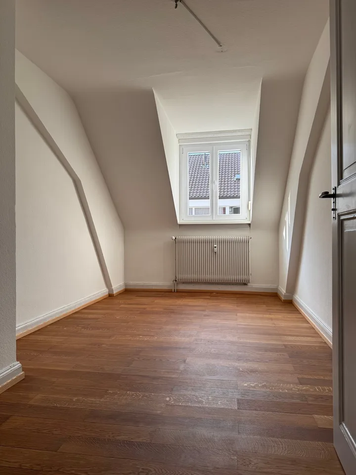Charmante 4.5-Zimmer-Maisonette-Wohnung an ruhiger Quartierstrasse in Basel – Foto 6 von 19