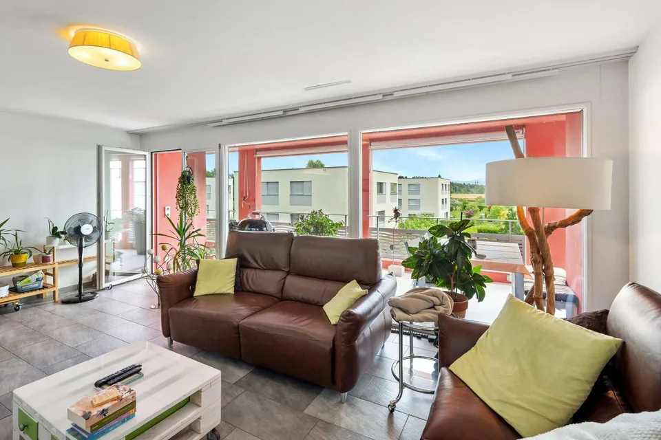 Appartement spacieux 5.5 pièces avec vue lointaine et orientation ensoleillée – photo 3 sur 11
