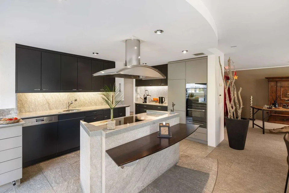Exklusive 5.5-Zimmer-Maisonette mit privatem Wellnessbereich – Foto 3 von 13