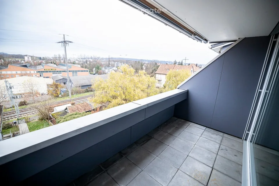 Sonnige 3-Zimmer-Dachwohnung mit Balkon in Dornach – ab November 2026