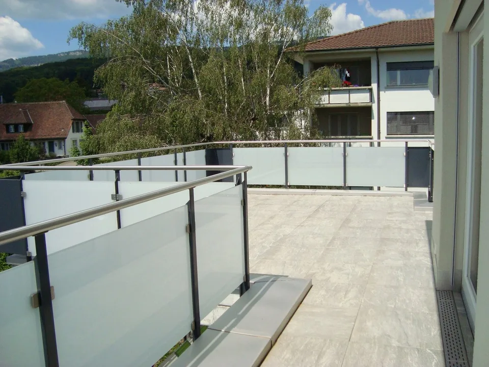 Moderne Attikawohnung mit sonniger Terrasse und Blick ins Grüne