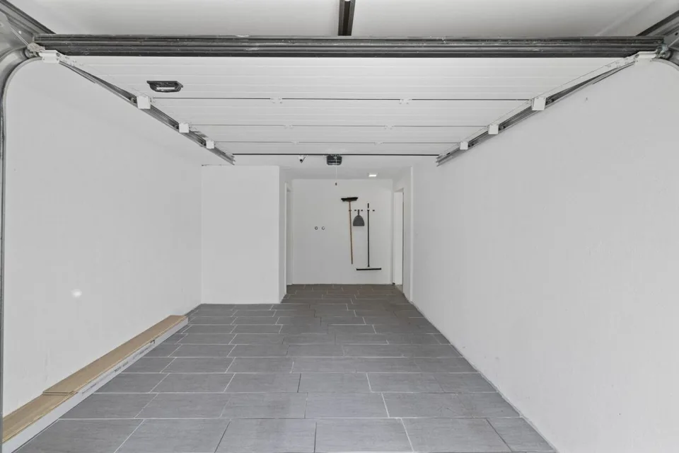 Prächtige 6-Zimmer-Villa mit 297 m2 und einem atemberaubenden Außenbereich – Foto 27 von 30