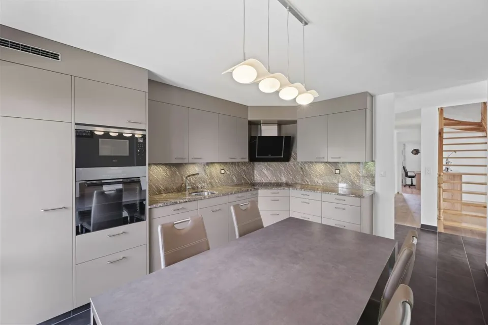 Prächtige 6-Zimmer-Villa mit 297 m2 und einem atemberaubenden Außenbereich – Foto 7 von 30