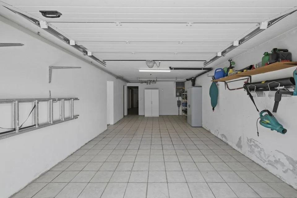 Prächtige 6-Zimmer-Villa mit 297 m2 und einem atemberaubenden Außenbereich – Foto 26 von 30