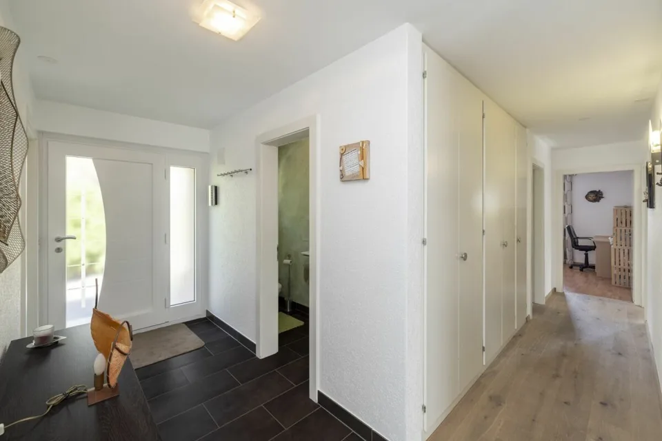 Prächtige 6-Zimmer-Villa mit 297 m2 und einem atemberaubenden Außenbereich – Foto 17 von 30