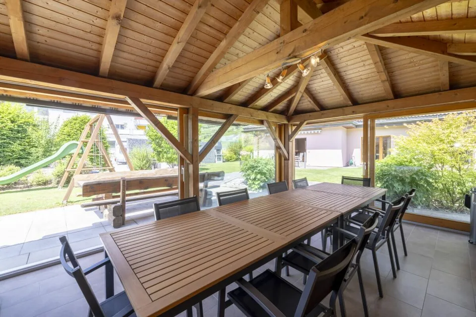 Prächtige 6-Zimmer-Villa mit 297 m2 und einem atemberaubenden Außenbereich – Foto 22 von 30