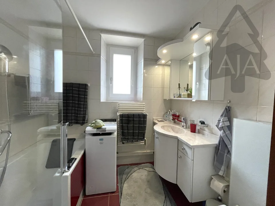 RÉSERVÉ !!! Neuchâtel, spacieux appartement de 3,5 pièces (109 m2) avec balcon et garage individuel – photo 9 sur 13