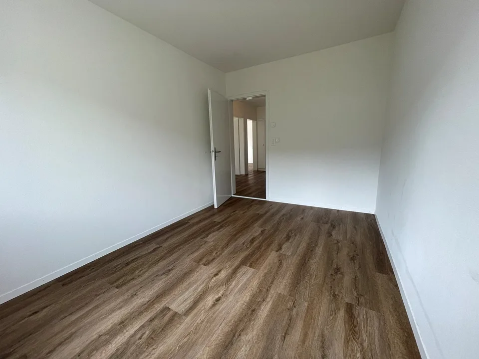 Helle, grosszügige 4-Zimmer-Wohnung an ruhiger Lage – Foto 3 von 12