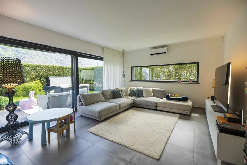 Wir verkaufen eine moderne und komfortable Villa mit Garten – Foto 3 von 15