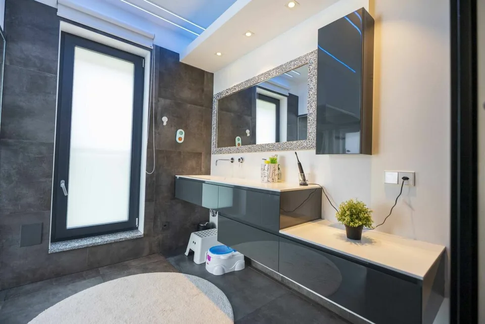 Wir verkaufen eine moderne und komfortable Villa mit Garten – Foto 14 von 15