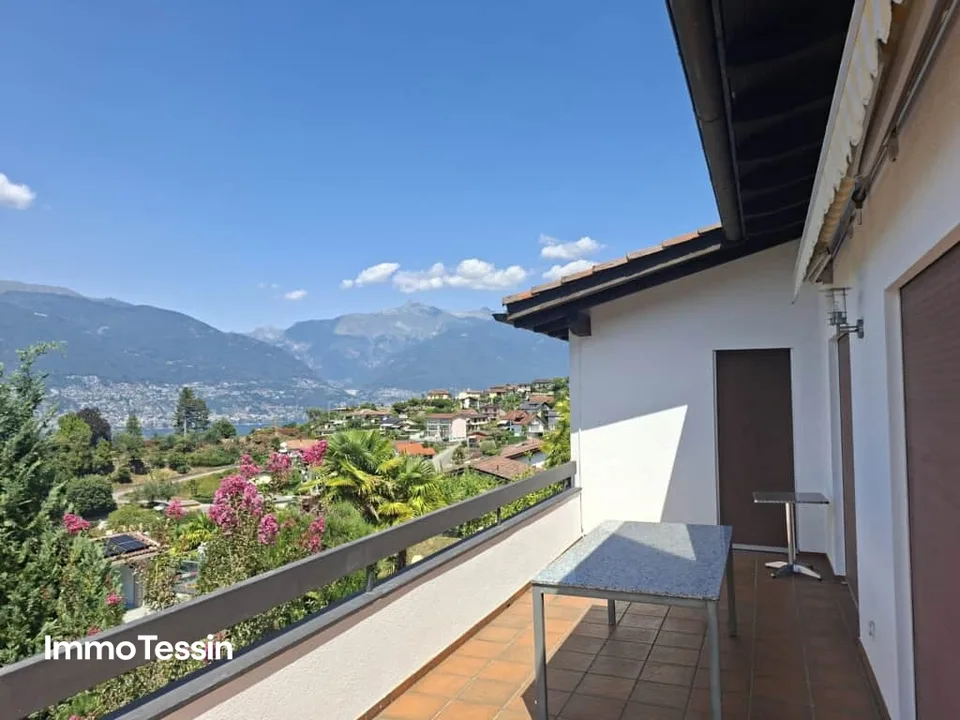 Beautiful villa with pool and guest apartment in an exclusive location with fantastic 180-degree lake view over Lake Maggiore – photo 7 of 13