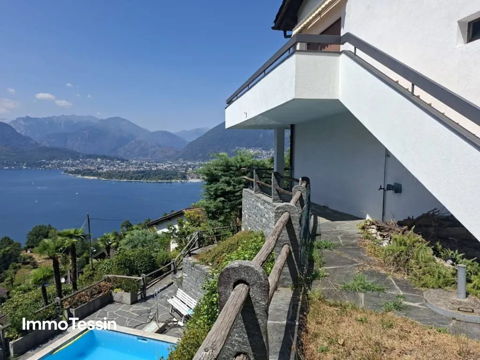 Beautiful villa with pool and guest apartment in an exclusive location with fantastic 180-degree lake view over Lake Maggiore – photo 5 of 13