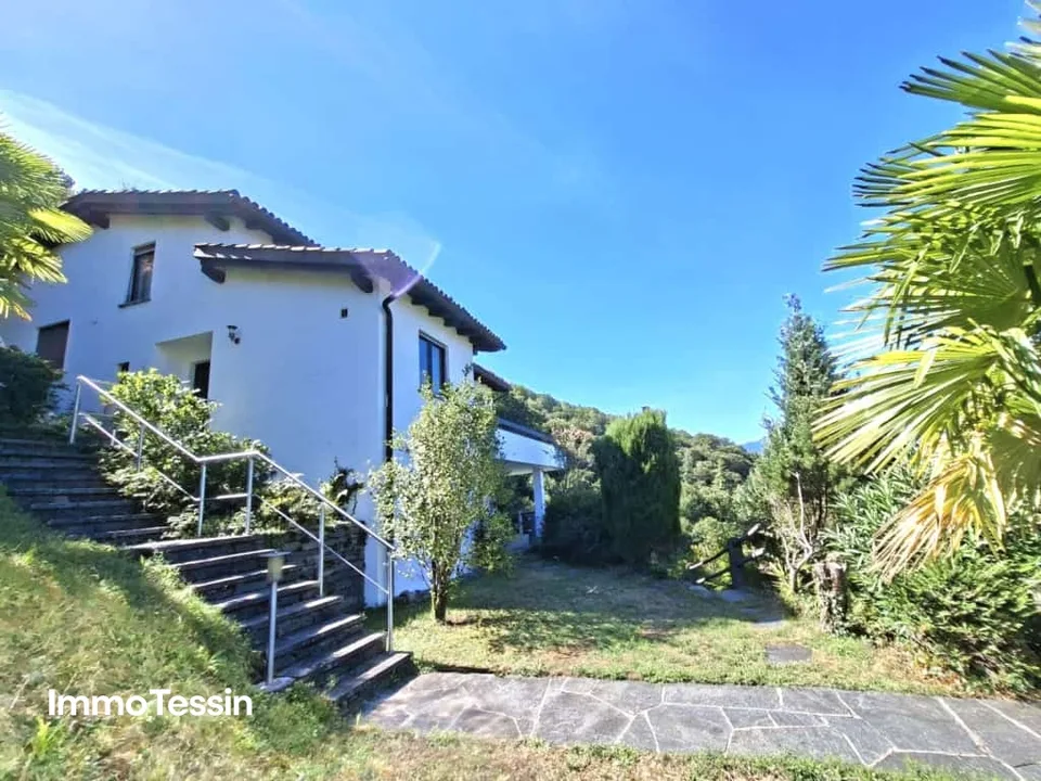 Beautiful villa with pool and guest apartment in an exclusive location with fantastic 180-degree lake view over Lake Maggiore – photo 4 of 13