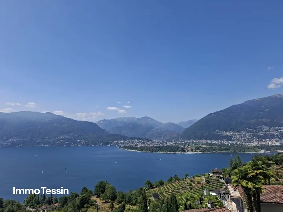 Beautiful villa with pool and guest apartment in an exclusive location with fantastic 180-degree lake view over Lake Maggiore – photo 2 of 13