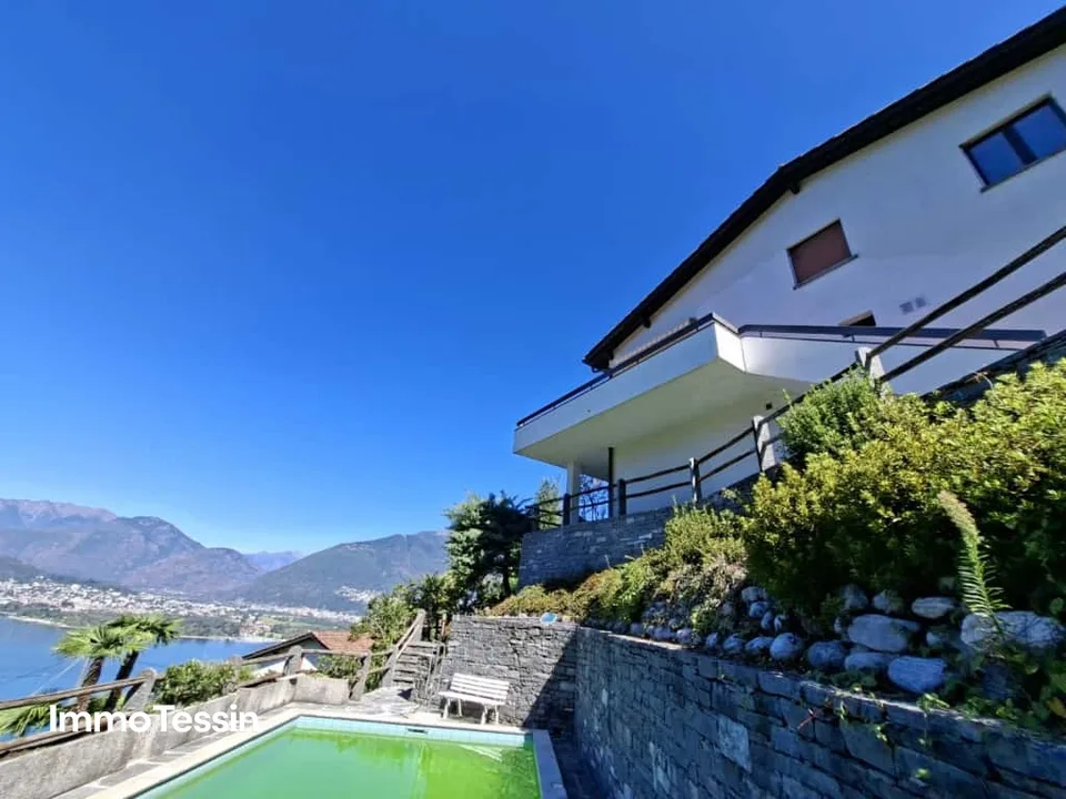 Beautiful villa with pool and guest apartment in an exclusive location with fantastic 180-degree lake view over Lake Maggiore – photo 3 of 13