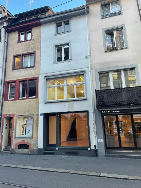 LOCALE COMMERCIALE ESCLUSIVO IN POSIZIONE AAA - A POCHI PASSI DA BARFÜSSERPLATZ – foto 2 di 9
