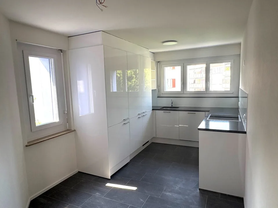Première location d'un appartement de 4,5 pièces totalement rénové dans un emplacement central à Dietikon – photo 2 sur 14