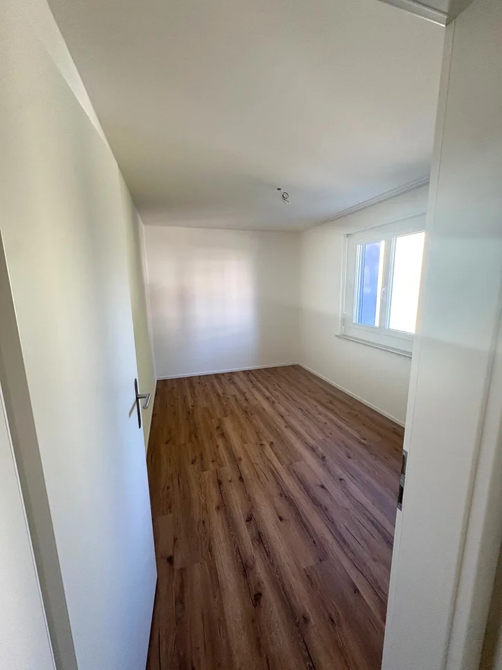 Première location d'un appartement de 4,5 pièces totalement rénové dans un emplacement central à Dietikon – photo 4 sur 14