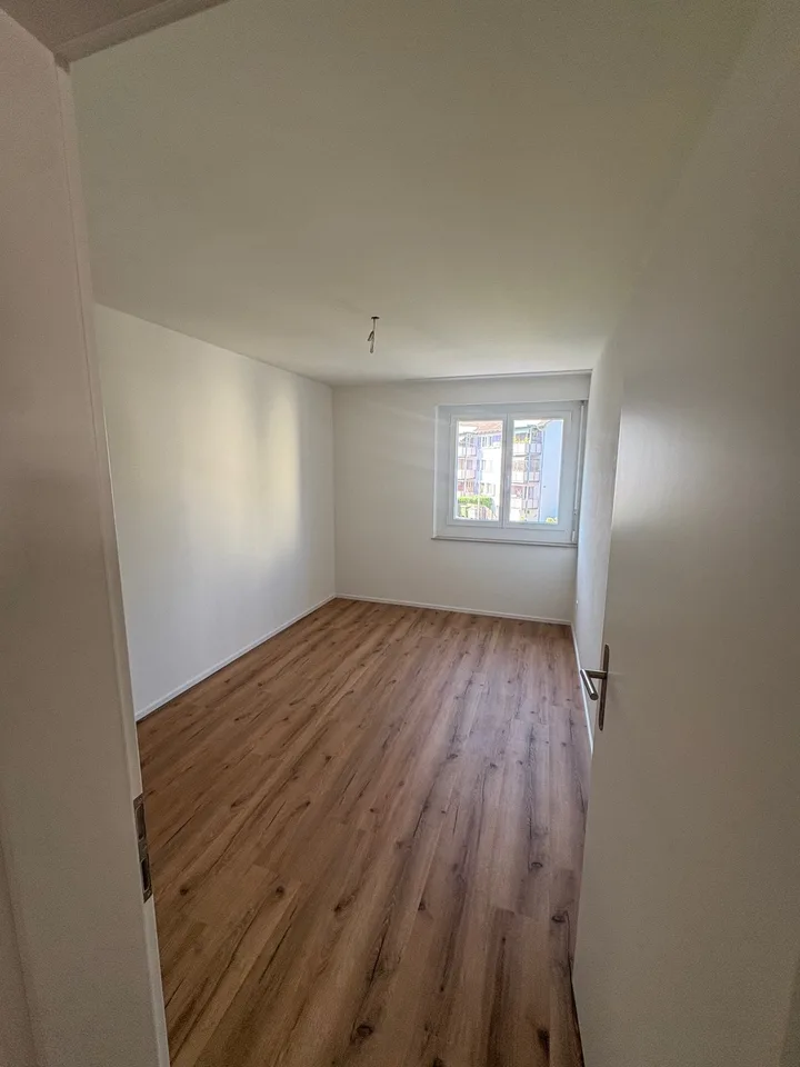 Première location d'un appartement de 4,5 pièces totalement rénové dans un emplacement central à Dietikon – photo 3 sur 14