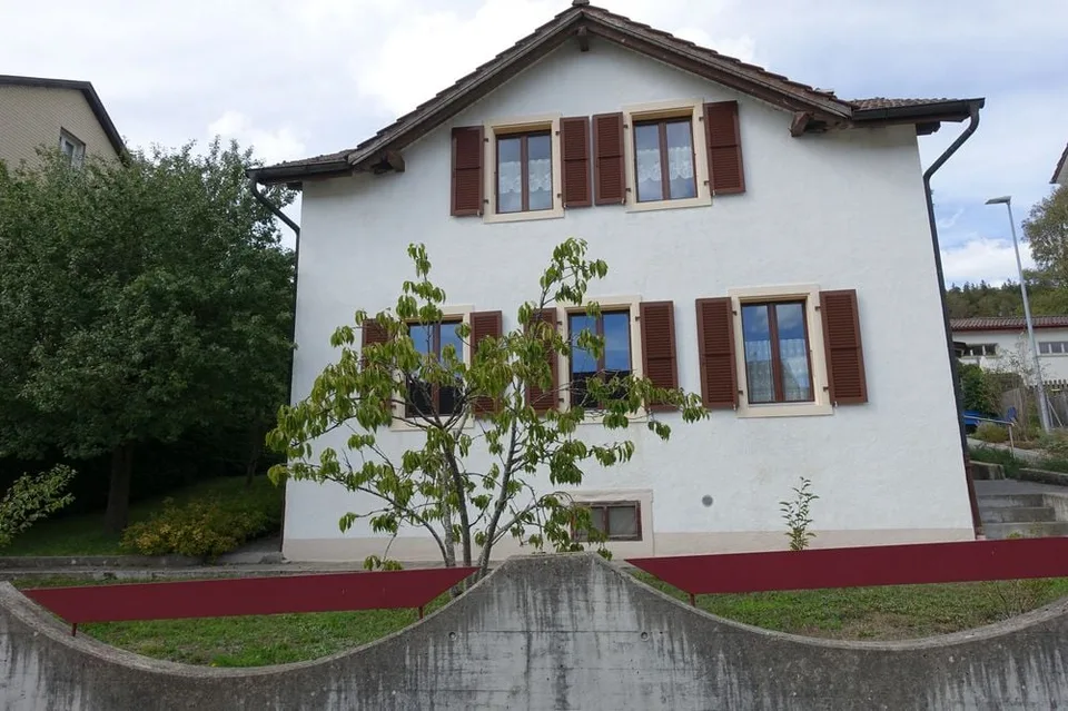 Tramelan - Familienhaus mit 5 1/2 Zimmern im Ortszentrum – Foto 2 von 12
