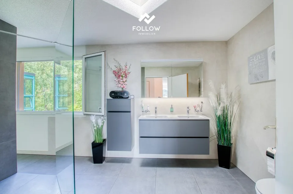 Panoramablick über den Bielersee: Modernisierte Attika-Traumwohnung in Twann – Foto 15 von 23
