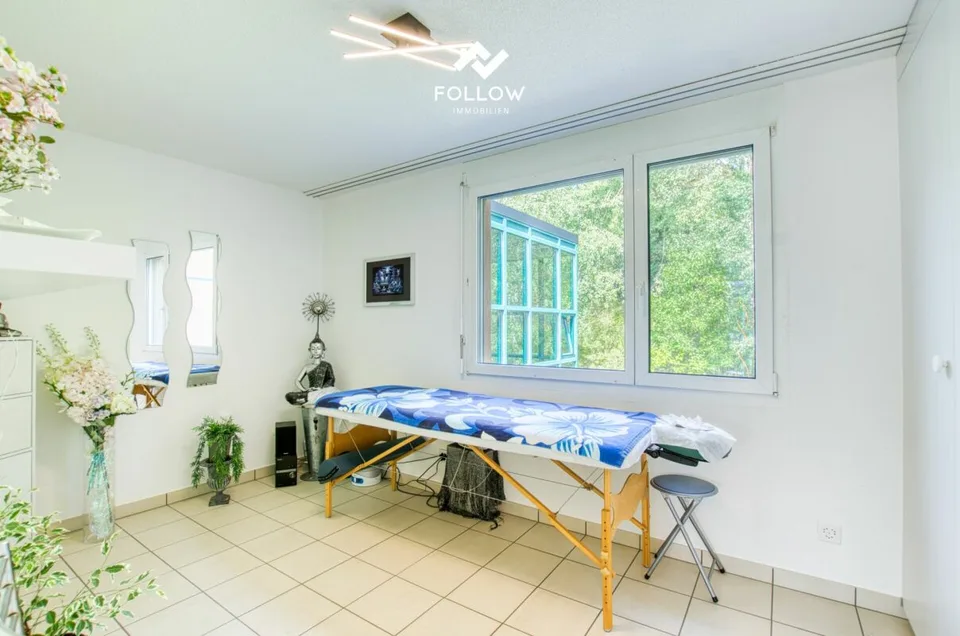 Panoramablick über den Bielersee: Modernisierte Attika-Traumwohnung in Twann – Foto 13 von 23