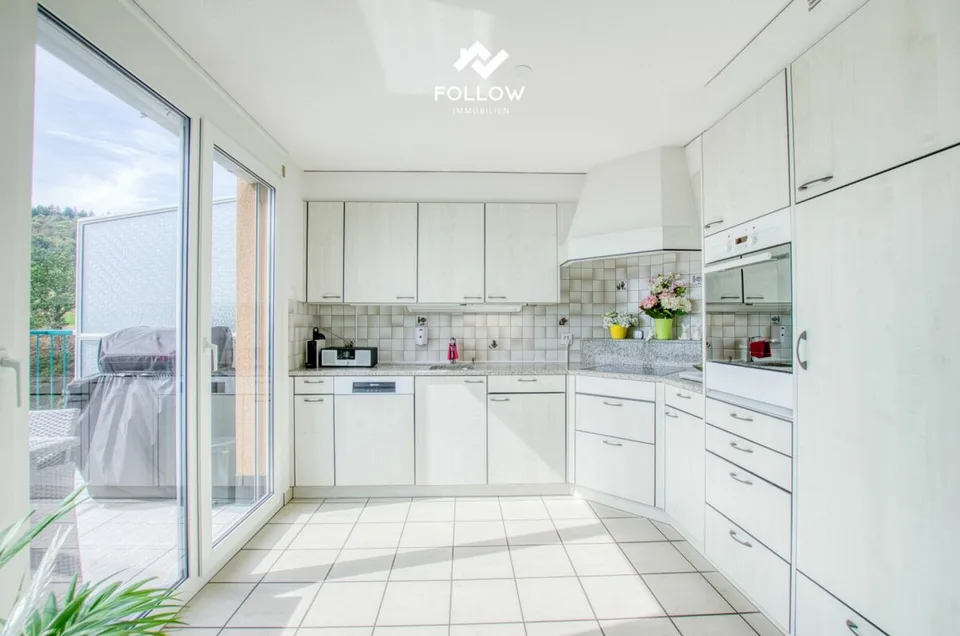 Panoramablick über den Bielersee: Modernisierte Attika-Traumwohnung in Twann – Foto 11 von 23