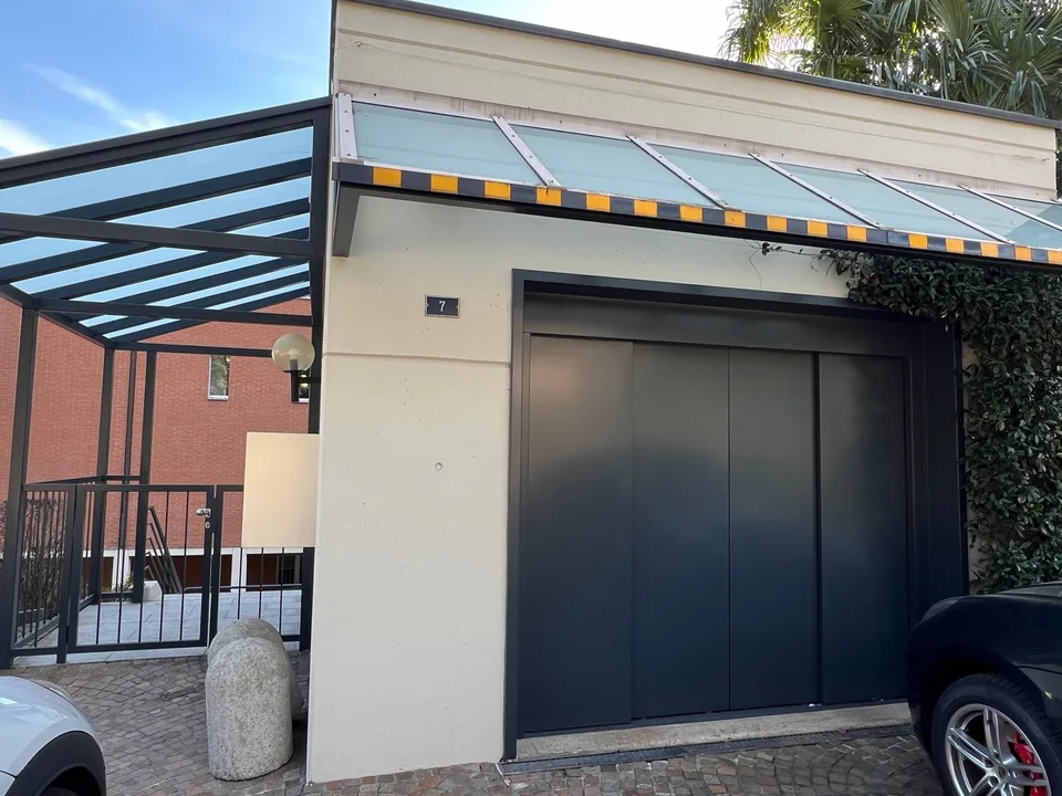 "In-line" parking space in AV100 garage – photo 6 of 6