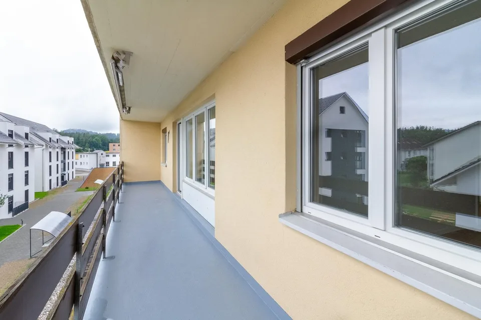 Appartamento moderno 4.5 locali con balcone in una zona tranquilla a Leuggern
