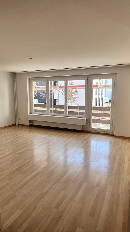 Appartamento moderno 4.5 locali con balcone in una zona tranquilla a Leuggern
