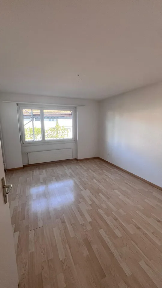 Appartamento moderno 4.5 locali con balcone in una zona tranquilla a Leuggern