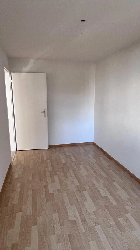 Appartamento moderno 4.5 locali con balcone in una zona tranquilla a Leuggern