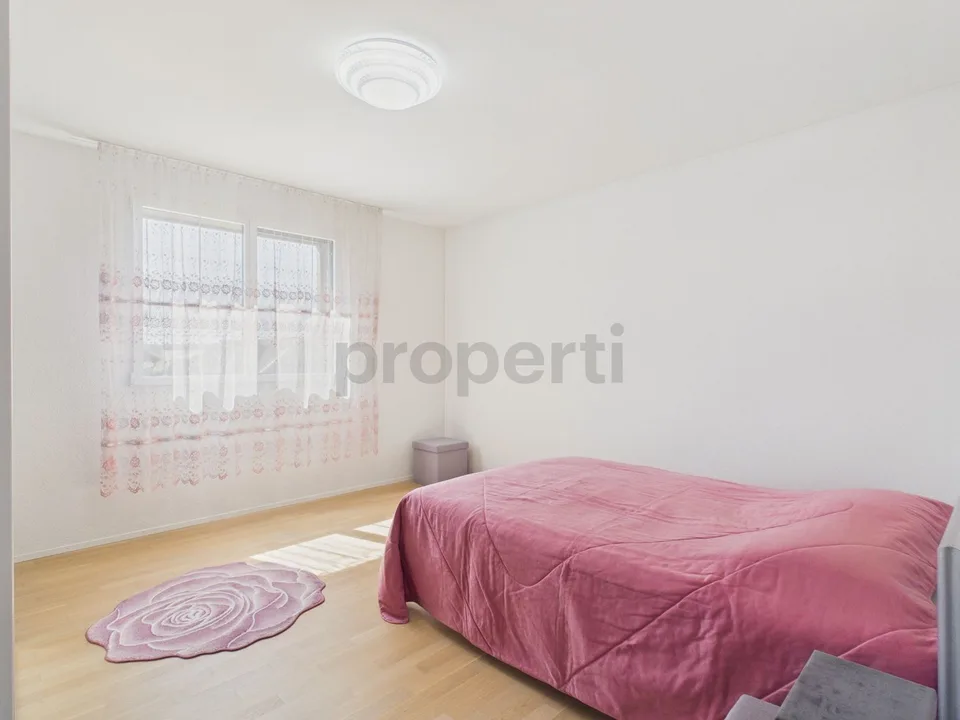 Standard di proprietà con finestre panoramiche: Spazioso 74 m², posto auto sotterraneo incluso e balcone soleggiato