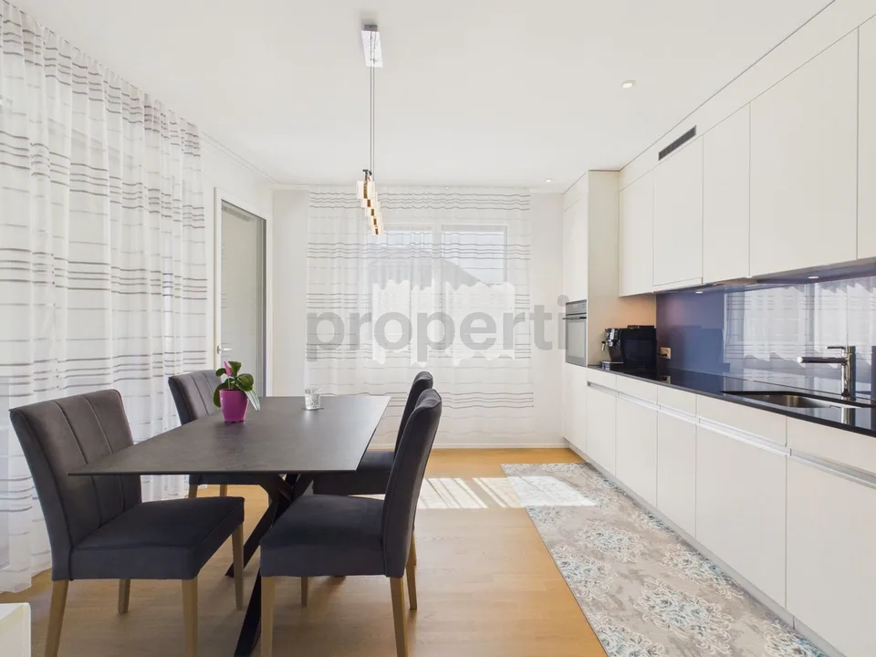 Standard di proprietà con finestre panoramiche: Spazioso 74 m², posto auto sotterraneo incluso e balcone soleggiato
