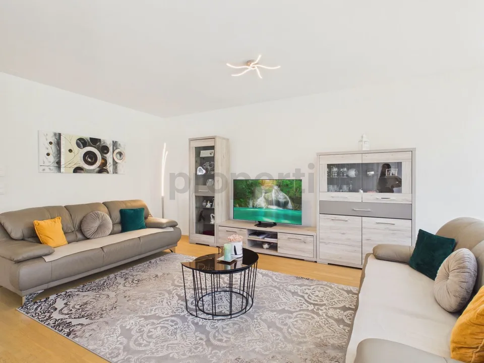 Standard di proprietà con finestre panoramiche: Spazioso 74 m², posto auto sotterraneo incluso e balcone soleggiato