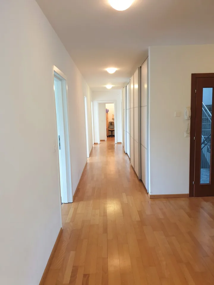 Möbliertes Zimmer in einer 4-Personen-WG