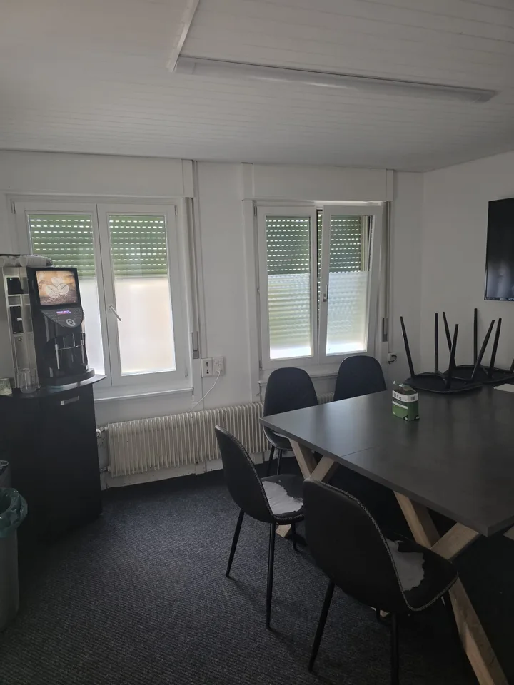 Espace commercial polyvalent bureau + entrepôt à louer à Muri | environ 157 m² | près de l'A6 – photo 3 sur 8
