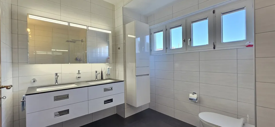 Propriété familiale avec SPA, piscines et multiples possibilités ! – photo 3 of 9