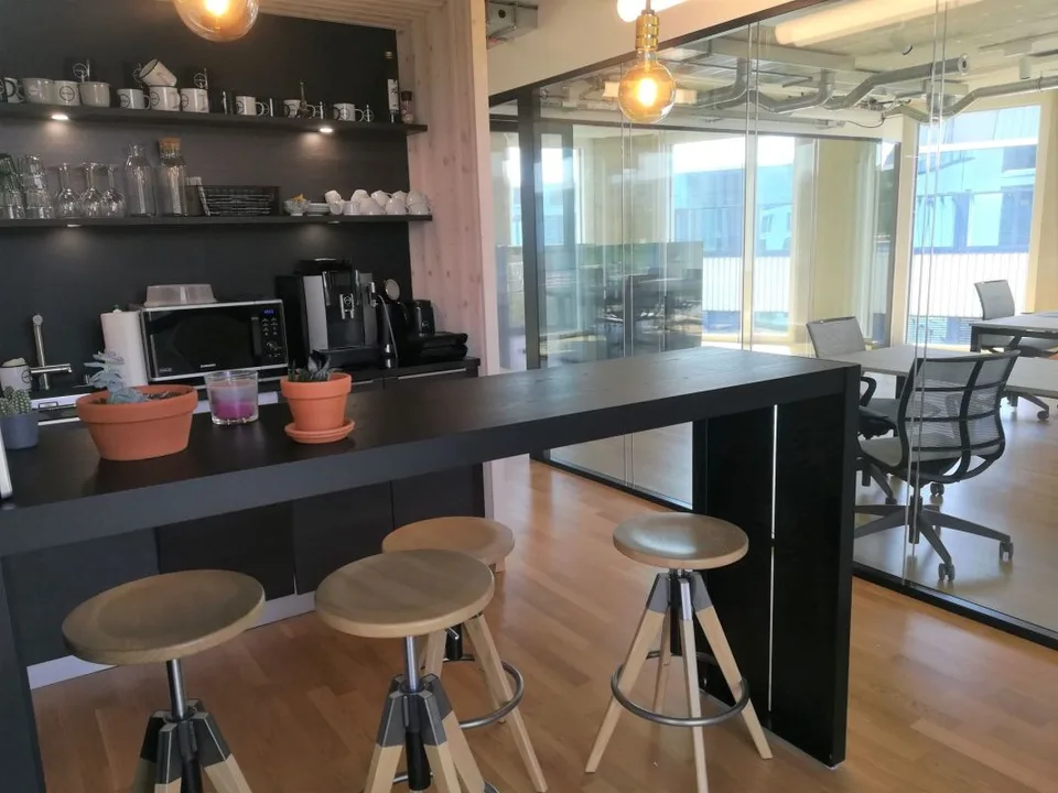 A space is becoming available! Close to the lake, transportation, 360 m2 office for rent in Morges – photo 12 of 14
