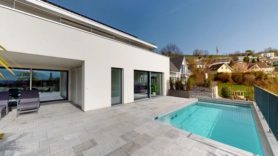 Maison de famille lumineuse de 6,5 pièces avec piscine et trois garages à la meilleure vue panoramique de 180 degrés – photo 9 sur 13