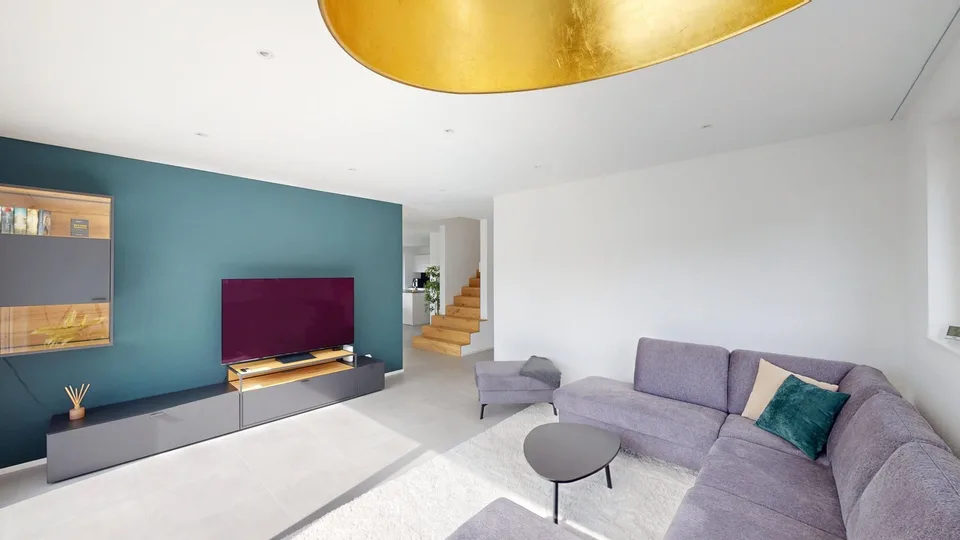Maison de famille lumineuse de 6,5 pièces avec piscine et trois garages à la meilleure vue panoramique de 180 degrés – photo 5 sur 13
