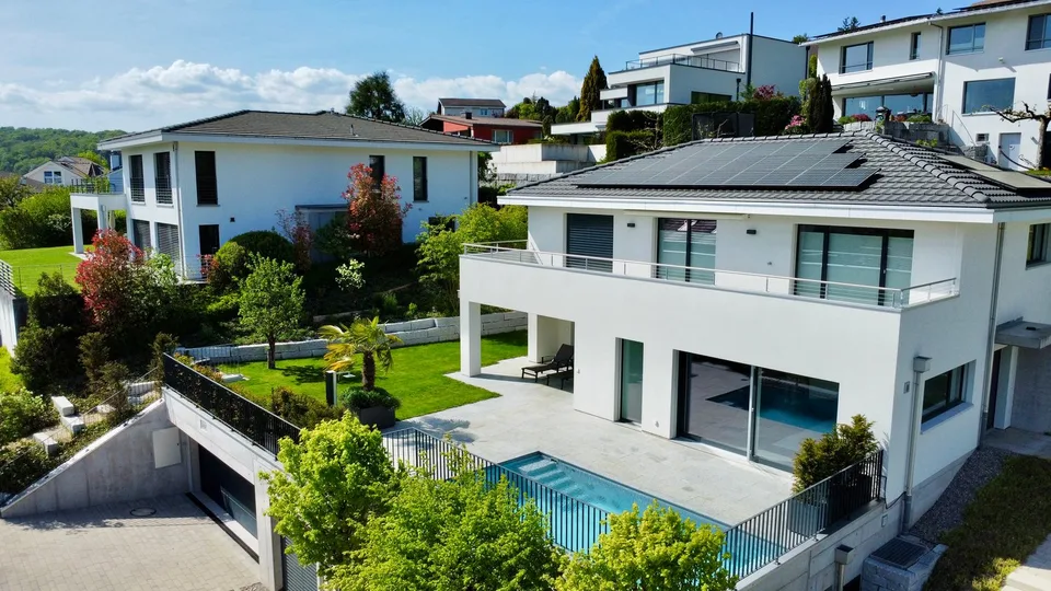 Maison de famille lumineuse de 6,5 pièces avec piscine et trois garages à la meilleure vue panoramique de 180 degrés – photo 13 sur 13