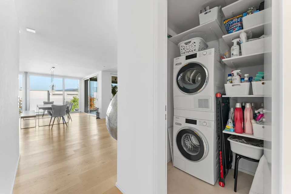 Exklusive 5.5-Zimmer-Traumwohnung mit Seeblick am Oberfeldweg in Bellmund