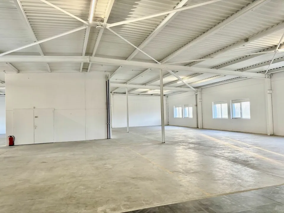 Magazzino/deposito/locale di 625 m2 in affitto con banchina di carico e posti auto; Riduzione del prezzo – foto 2 di 11