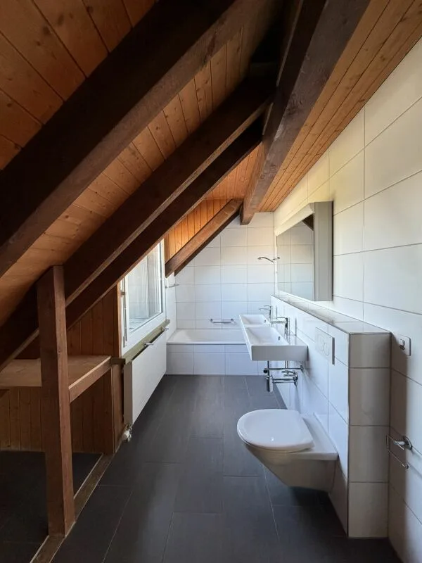 Affascinante appartamento mansardato di 3 locali su due piani a Rupperswil