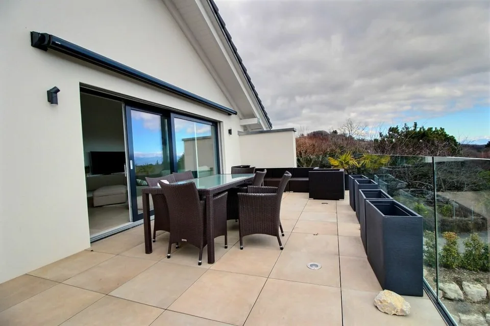 Attic terrace with splendid view of the lake