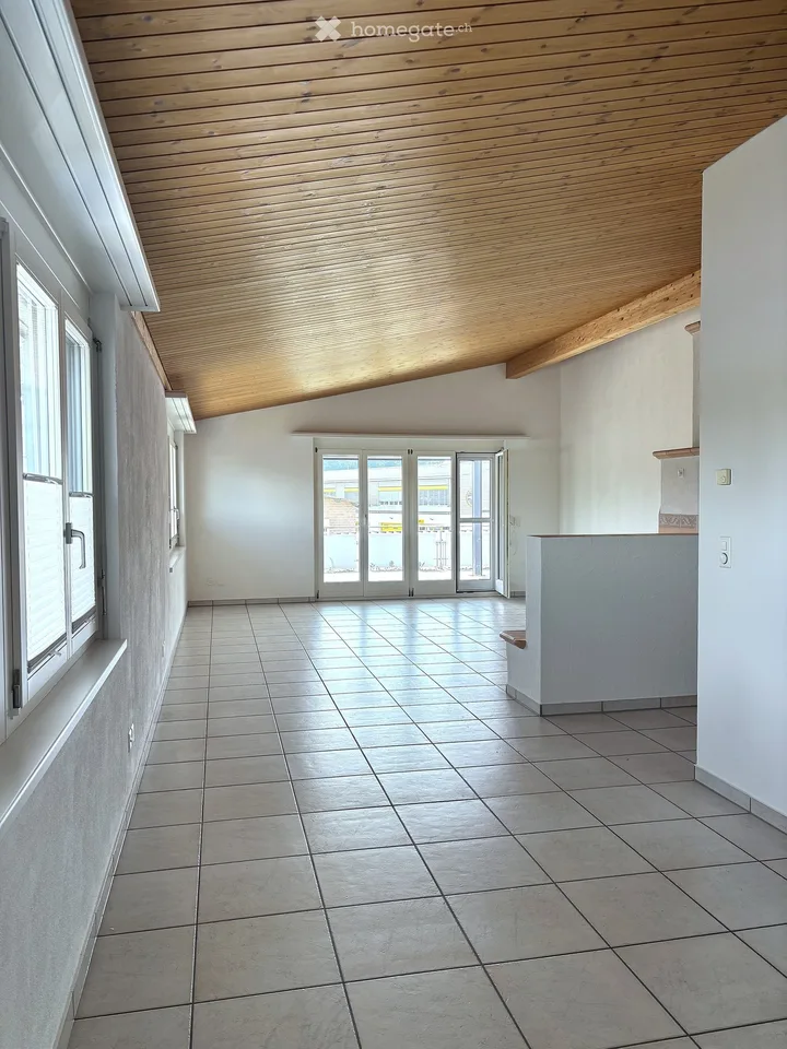 Appartamento mansardato luminoso 5.5 locali con grande terrazza sul tetto - disponibile immediatamente