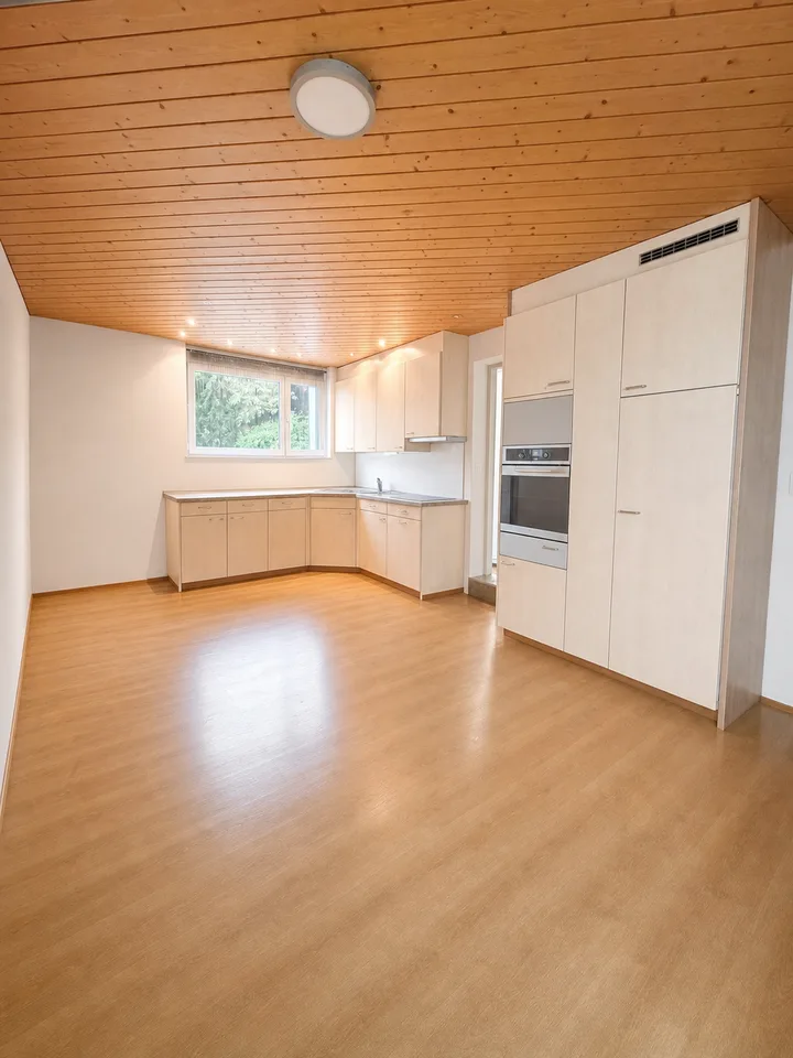 4-room apartment with commercial potential, two accesses and outdoor parking - available from 01.12.2026