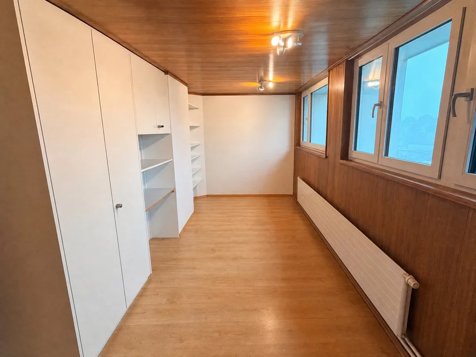 4-room apartment with commercial potential, two accesses and outdoor parking - available from 01.12.2026